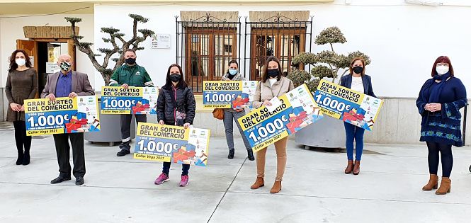 Entrega de los cheques a los ganadores de `El gran sorteo del comercio` organizado por el Ayuntamiento de Cúllar Vega (AYTO. CÚLLAR VEGA)