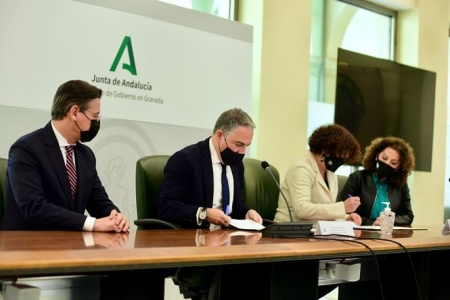 Imagen de la firma del convenio (JUNTA)