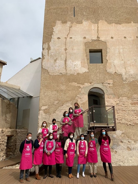 Mujeres de Huétor Tájar durante el acto, y un audio de la concejala de Igualdad, Encarnación Redondo (AYTO. HUÉTOR TÁJAR)