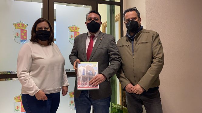 la concejala de Hacienda, el alcalde y el concejal de Urbanismo, tras la aprobación de los presupuestos de Vegas del Genil (AYTO. VEGAS DEL GENIL)