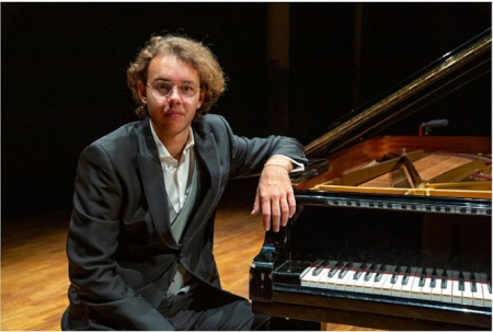 Imagen del pianista ruso Filipp Moskalenko (AYTO. ALMUÑÉCAR)