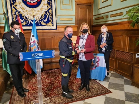 Entrega de la medalla a un bombero (AYTO. MOTRIL)