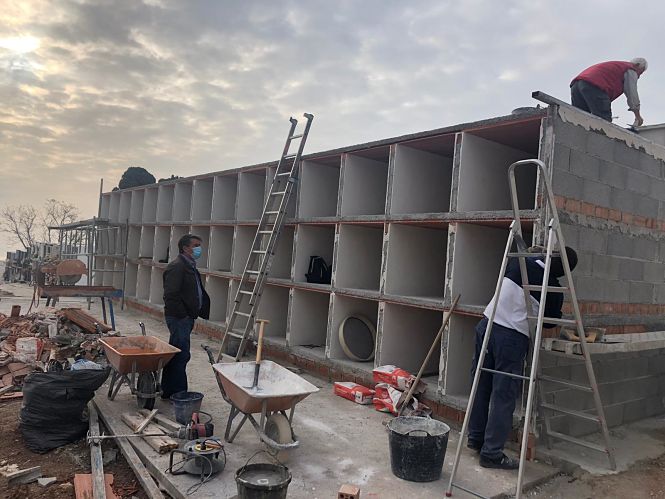 Imagen de las obras en el cementerio (AYTO. GUALCHOS)