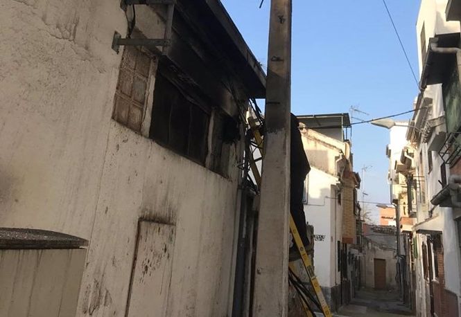 Centro de transformación ubicado en la calle Pedro de Moya, tras quedar calcinado por sobrecarga en la red (ENDESA) 