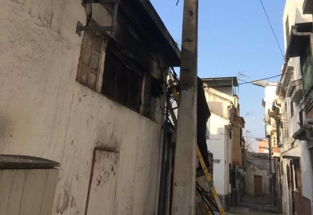 Centro de transformación ubicado en la calle Pedro de Moya, tras quedar calcinado por sobrecarga en la red (ENDESA) 