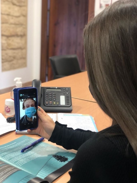 Una usuaria del programa `Enlázate` del Ayuntamiento de Montefrío conversa con una auxiliar a través de videollamada (AYTO. MONTEFRIO)