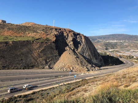 Desprendimiento de una ladera en la A-7 a su paso por Gualchos-Castell de Ferro (AYUNTAMIENTO DE GUALCHOS-CASTELL DE FERRO)