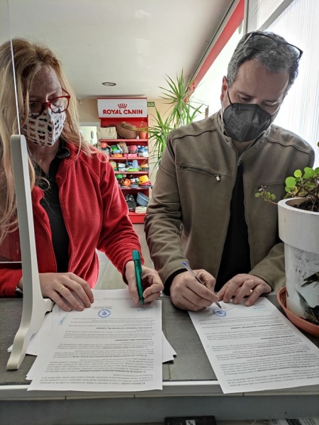 El concejal de Bienestar Animal y Medio Ambiente de Vegas y la presidenta de la Sociedad Protectora de Animales y Plantas de Granada, durante la firma del convenio (AYTO. VEGAS DEL GENIL)