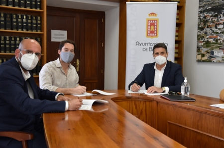 Imagen de la firma del convenio (AYTO. BAZA) 