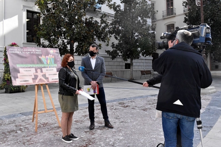 Mari Carmen Pérez y Jesus Fernández durante la rueda de prensa (IU)