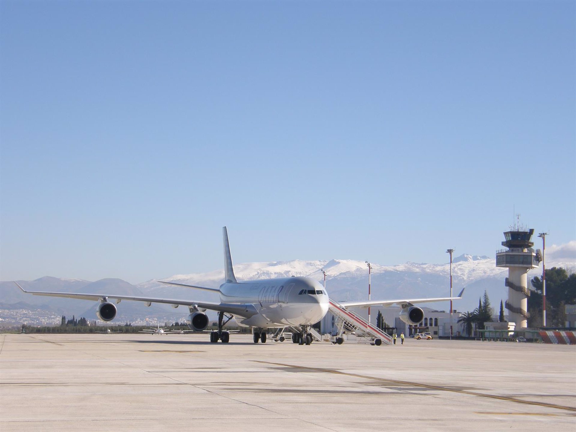 Un avión aterrizando en el aeródromo granadino (AENA / ARCHIVO) 