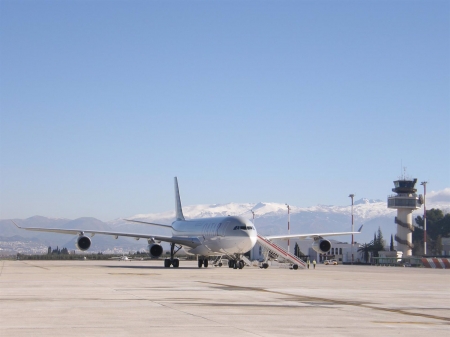 Un avión aterrizando en el aeródromo granadino (AENA / ARCHIVO) 