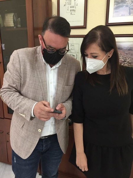 el alcalde de Vegas y la concejala de Comunicación, Carolina Martín, durante la presentación del nuevo Canal de Whatsapp (AYTO. VEGAS DEL GENIL)