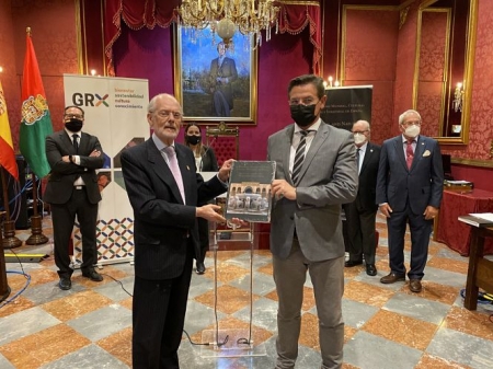 Imagen de la presentación del libro (AYTO. GRANADA) 