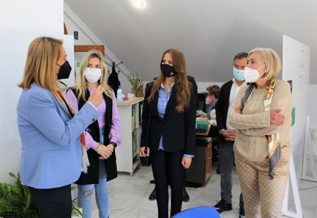 La delegada territorial de Empleo, Virginia Fernández Pérez, visita las instalaciones de La Fabriquilla (AYTO. MOTRIL)