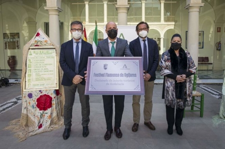 Entrega del emblema al ALcalde de Ogijares (JUNTA)