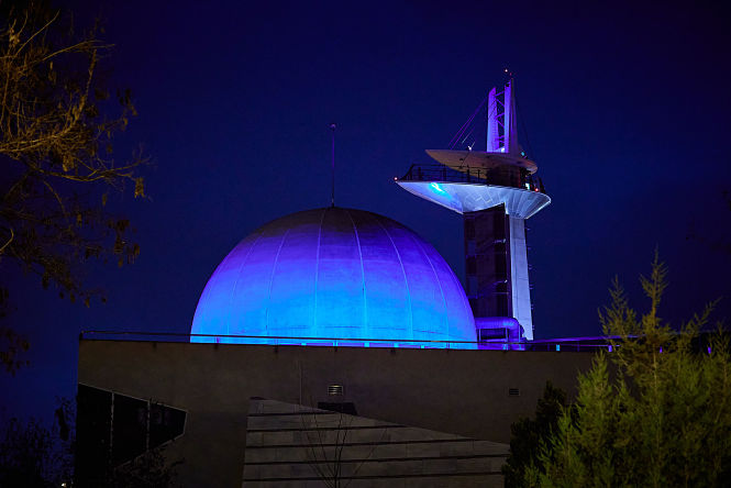 Parque de las ciencias iluminado de azul (PARQUE DE LAS CIENCIAS)
