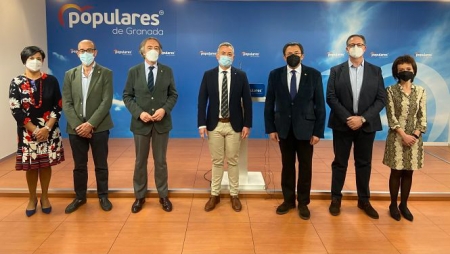 Foto de familia tras la rueda de prensa (PP) 
