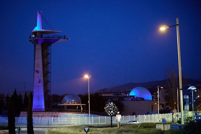 La Torre y Cúpula del Observatorio del Parque de las Ciencias de Granada iluminadas de color rojo por el ODS6 Agua y Saneamiento (FERMIN RODRÍGUEZ-PARQUE DE LAS CIENCIAS) 