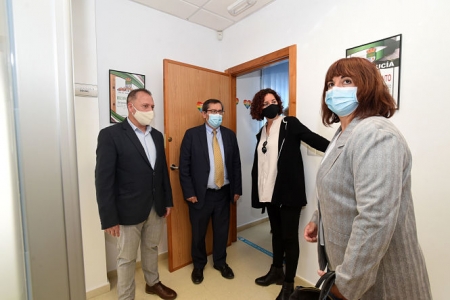 Imagen de la visita al nuevo centro de Servicios Sociales (R. MARTÍNEZ / DIPGRA)
