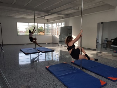 Clase de Pole Dance en la Casa de la Cultura de Vegas del Genil (AYTO. VEGAS DEL GENIL)