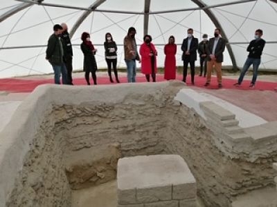 Imagen de la visita a la necrópolis de Tutugi (PSOE)