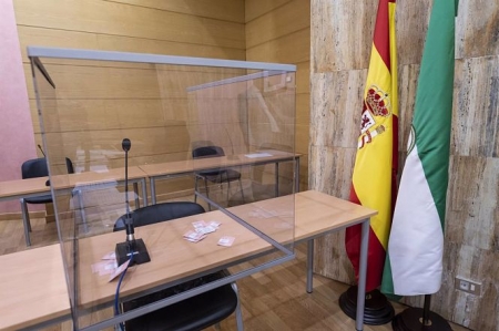 Sala de vistas de un juzgado andaluz con mampara instalada ante el Covid-19 (JUNTA DE ANDALUCÍA) 