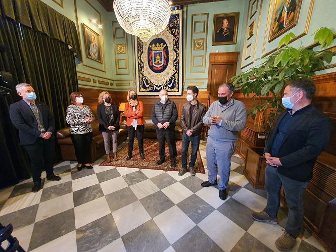 Foto de familia tras la firma del convenio (AYTO. MOTRIL) 