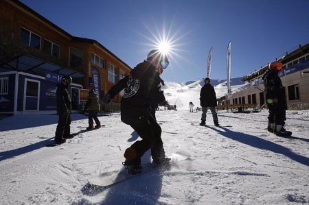 Esquiadores con mascarillas en la estación de esquí de Sierra Nevada en una imagen de archivo (ÁLEX CÁMARA - EUROPA PRESS) 