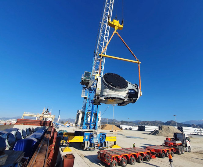 Descarga de elementos aerogeneradores en el Puerto de Motril (PUERTO DE MOTRIL)