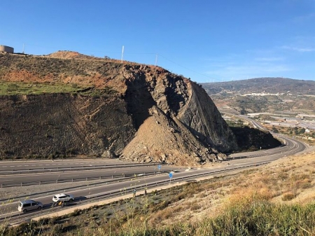 Desprendimiento de una ladera en la A-7 a su paso por Gualchos-Castell de Ferro (AYUNTAMIENTO DE GUALCHOS-CASTELL DE FERRO) 