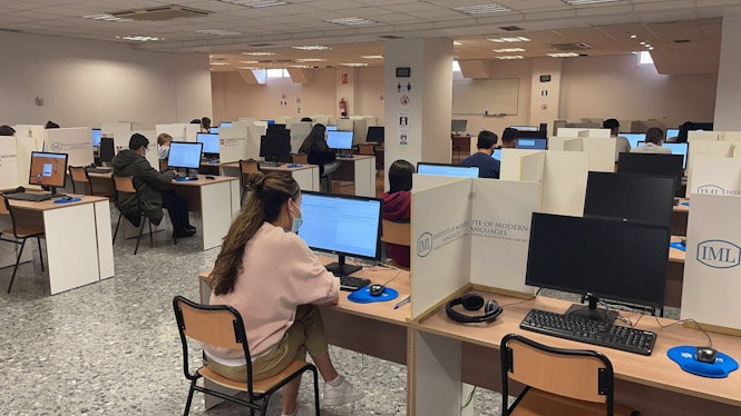 Universitarios en un curso de inglés (EXAMS ANDALUCÍA) 