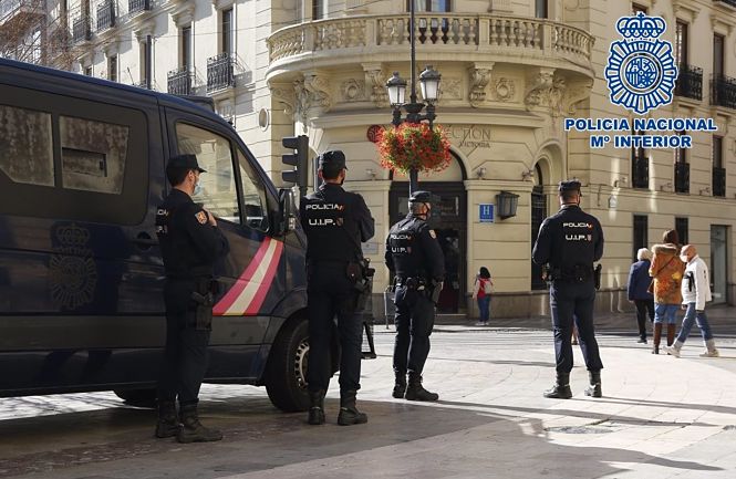 Agentes de la Policía Nacional en el centro de Granada (POLICÍA NACIONAL) 