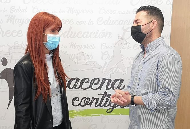El Alcalde de Maracena junto a la concejala de Bienestar Social (AYTO. MARACENA)