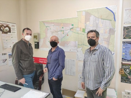 Daniel García del Pozo (arquitecto redactor del PGOU); el arquitecto municipal de Vegas, Antonio Hurtado, y el concejal de Urbanismo, Alejandro Martín (AYTO. VEGAS DEL GENIL)