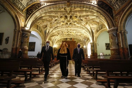 Un preso es liberado por la Hermandad de La Soledad de San Jerónimo y Descendimiento de Jesús como viene siendo tradición cada Semana Santa (ÁLEX CÁMARA-EUROPA PRESS) 