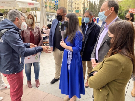 La diputada de Vox por Granada, Macarena Olona, en una visita al barrio de la Chana (VOX) La diputada de Vox por Granada, Macarena Olona, en una visita al barrio de la Chana (VOX)