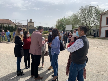 concentración celebrada esta mañana en apoyo a la estación de tren de Tocón-Montefrío, cuyo derribo ha sido paralizada (AYTO. MONTEFRIO)