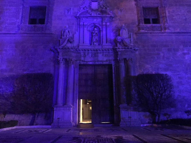 Hospital Real iluminado de azul (UGR)