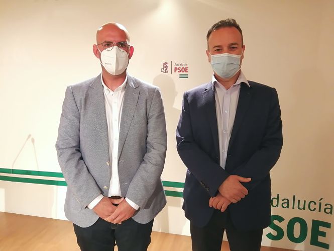 secretario comarcal del PSOE en Baza, Abelardo Vico, y el presidente de la Mancomunidad de municipios de la comarca, Miguel Román (PSOE)