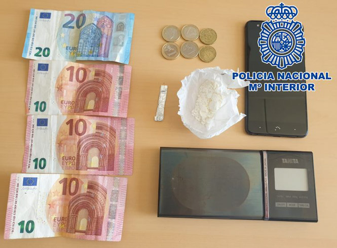 Imagen del dinero y la cocaína incautada (POLICÍA NACIONAL)