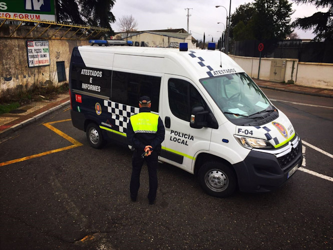 Agente de la Policía Local de Granada junto a un furgón en una foto de archivo (POLICÍA LOCAL DE GRANADA)