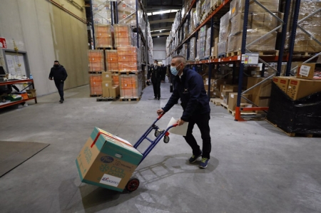 Las primeras dosis de la vacuna contra el coronavirus llegan al Almacén Central del SAS en Atarfe (ÁLEX CÁMARA / EUROPA PRESS)