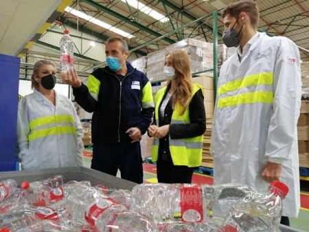 Imagen de la visita de Virginia Fernández a la sede de Aguas de Lanjarón (JUNTA)