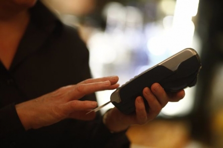 Imagen de recurso de un TPV y una tarjeta de crédito (EUROPA PRESS)