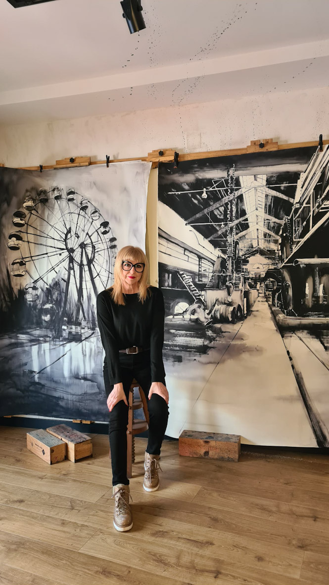 Mar Aragón junto algunas de sus obras (CEDIDA MAR ARAGÓN)