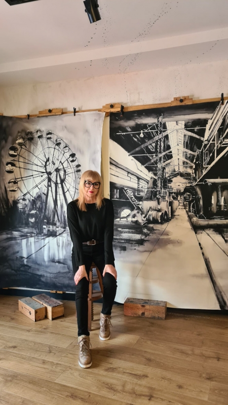 Mar Aragón junto algunas de sus obras (CEDIDA MAR ARAGÓN)