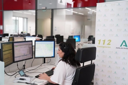 Una trabajadora del centro de Emergencias 112 Andalucía (112 Andalucía)