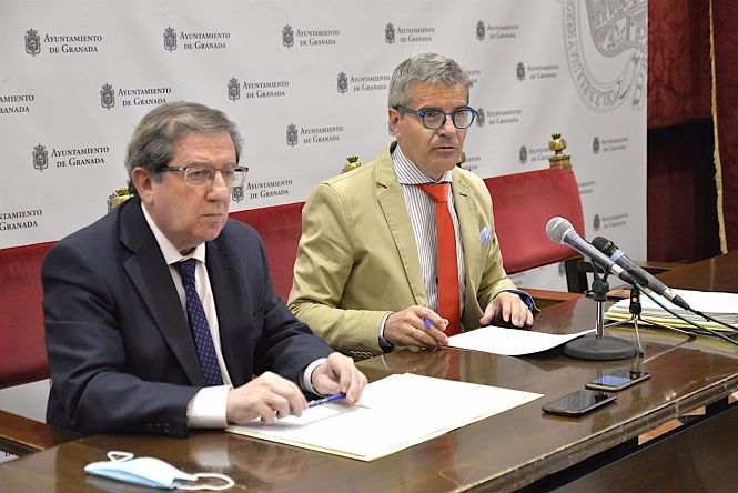 El edil de Economía de Granada, Luis González, en primer término, con el portavoz César Díaz, en imagen de archivo (AYUNTAMIENTO)