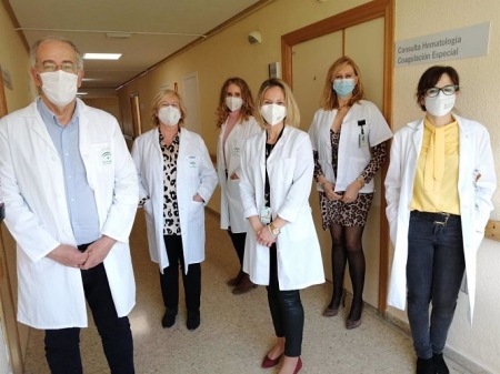 De derecha a izquierda, la hematóloga responsable de la unidad, Laura Entrena, la jefa de servicio de Medicina Física y Rehabilitación, Inmaculada García, la médica rehabilitadora, Gracia Ábalos, la facultativa de Farmacia, María del Mar García (JUNTA) De derecha a izquierda, la hematóloga responsable de la unidad, Laura Entrena, la jefa de servicio de Medicina Física y Rehabilitación, Inmaculada García, la médica rehabilitadora, Gracia Ábalos, la facultativa de Farmacia, María del Mar García (JUNTA)